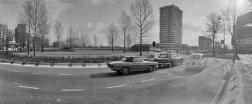 123843 Gezicht op het 24 Oktoberplein te Utrecht, uit het westen; rechts de Beneluxlaan.